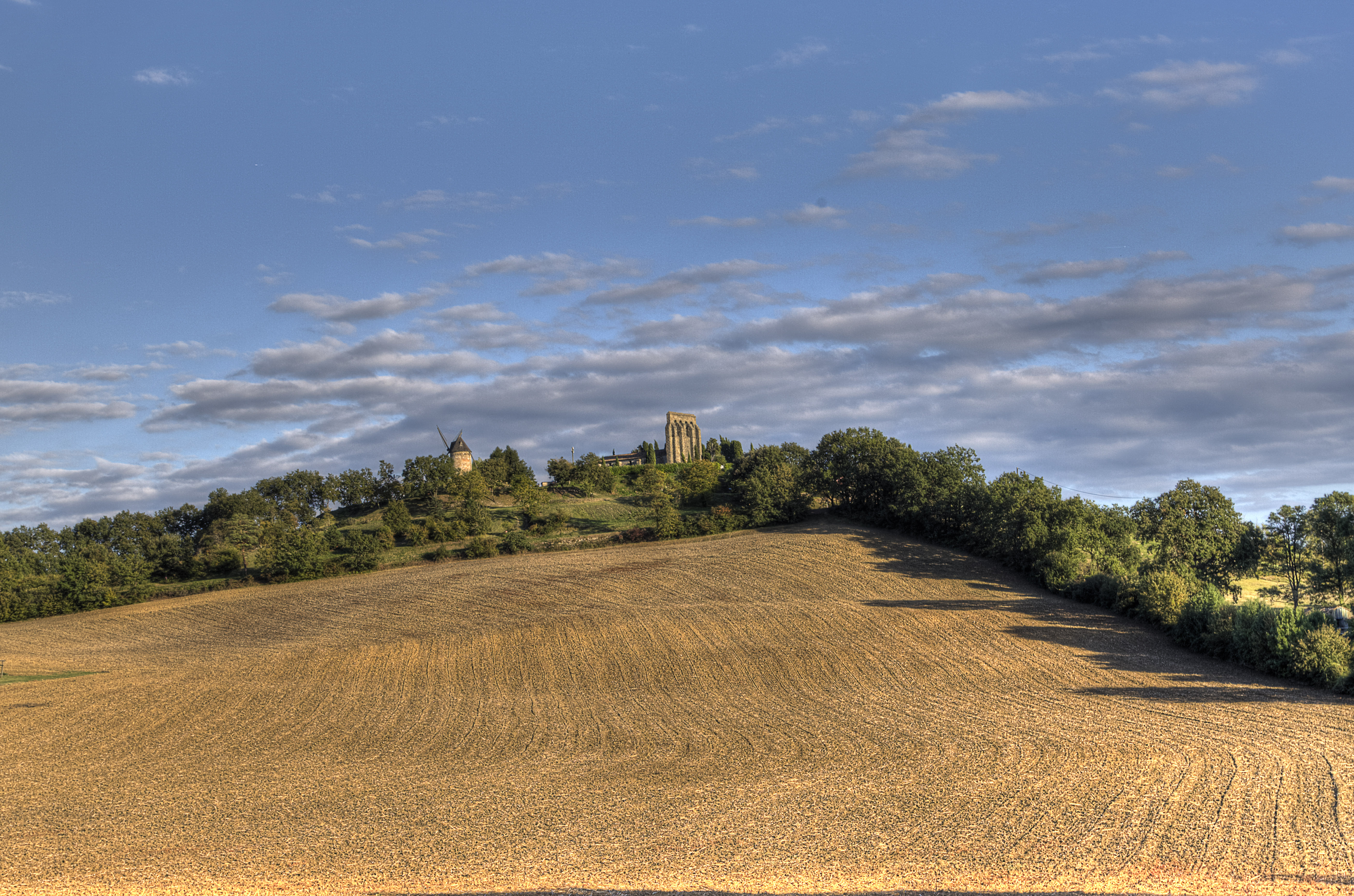Vue sur la commune de Tourtrès, son moulin et son clocher-mur